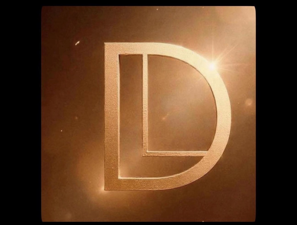 Golden letter D with a vertical line inside, glowing with light effects, on a dark background.
